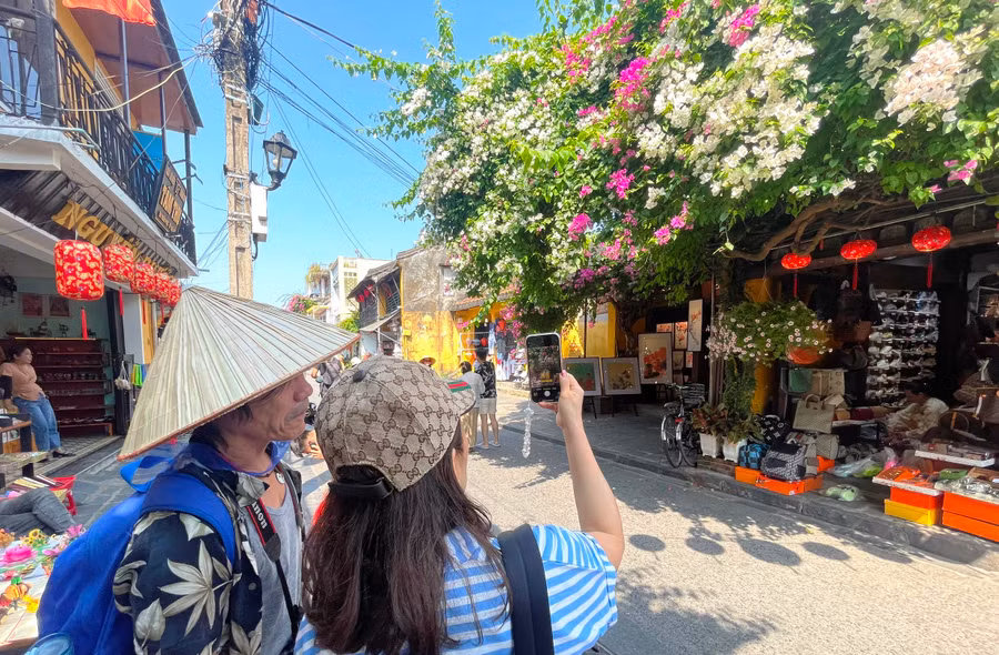 Hoa giấy giờ đây đã là "đặc sản" của phố cổ Hội An. Ảnh: Bảo Duy Hoa giấy giờ đây đã là "đặc sản" của phố cổ Hội An. Ảnh: Bảo Duy