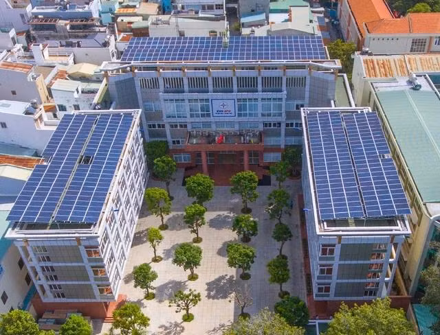 Phó thủ tướng giao Bộ Xây dựng chủ trì, phối hợp với các cơ quan liên quan nghiên cứu ban hành quy chuẩn, tiêu chuẩn đối với trụ sở cơ quan công sở được xây dựng mới phải có thiết kế mái nhà cho điện mặt trời. Ảnh: NG.NGA