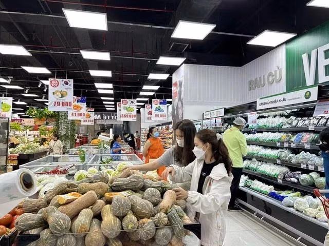Nhiều loại hàng hóa thiết yếu tăng giá. Ảnh: Chí Nhân