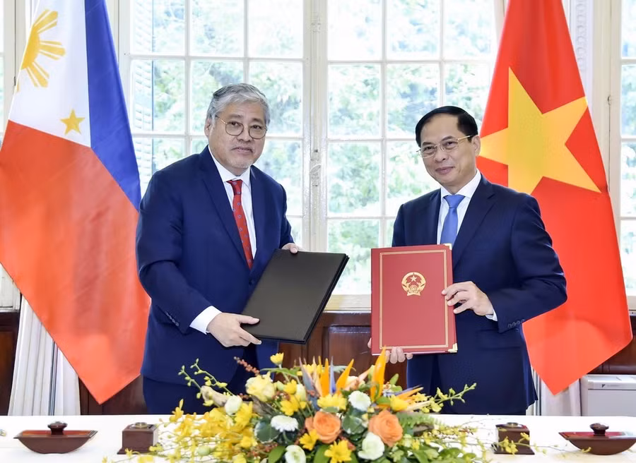 Bộ trưởng Ngoại giao Bùi Thanh Sơn và Bộ trưởng Ngoại giao Philippines Enrique Manalo trao Biên bản Kỳ họp lần thứ 10 Ủy ban hỗn hợp về Hợp tác Song phương Việt Nam-Philippines. (Ảnh: TTXVN)