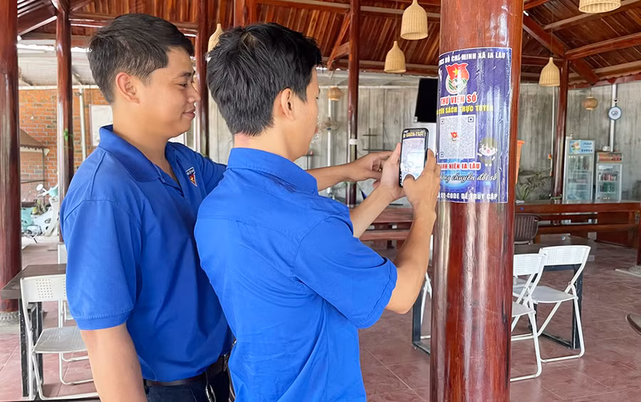 Đoàn viên, thanh niên xã Ia Lâu (huyện Chư Prông) quét mã QR đọc sách trên thư viện số. Ảnh: M.N