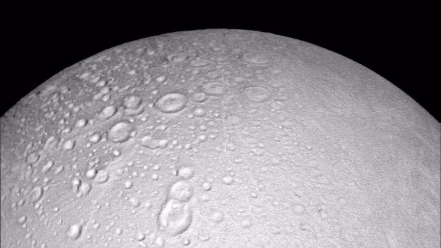 Miệng núi lửa rộng 450 km trên Mặt trăng Enceladus của sao Thổ. Ảnh: NASA