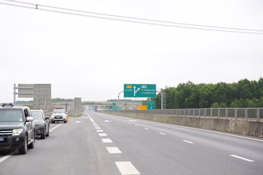 2 trạm dừng nghỉ tạm thời trên đường cao tốc Cam Lộ - La Sơn sẽ đặt tại 2 điểm thuộc Km64 (bên trái tuyến, hướng Nam - Bắc) và Km77 (bên phải tuyến, hướng Bắc - Nam).