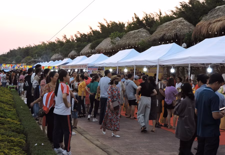 Đông đảo người dân tham quan, thưởng thức các món ăn tại Liên hoan. Ảnh: TH