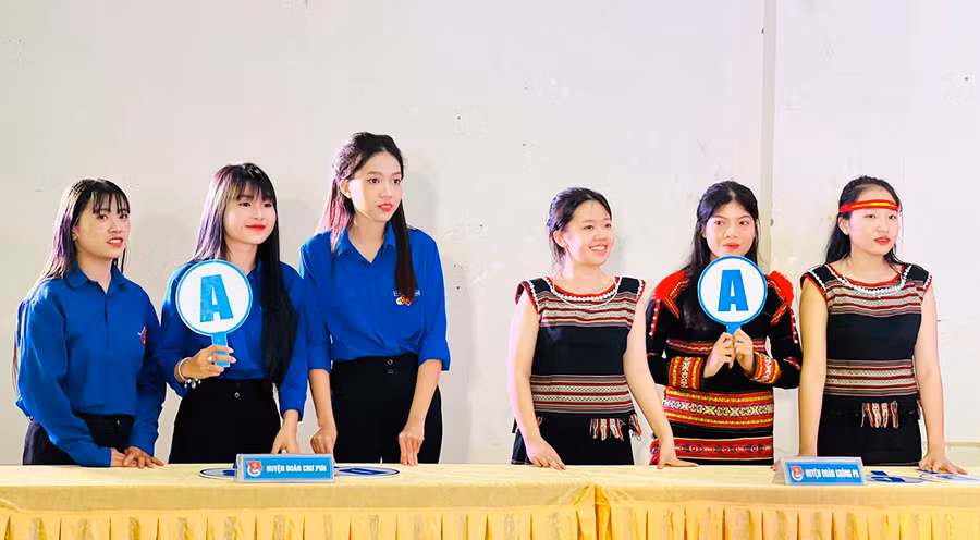 Các đội tham gia phần thi tăng tốc. Ảnh: P.L