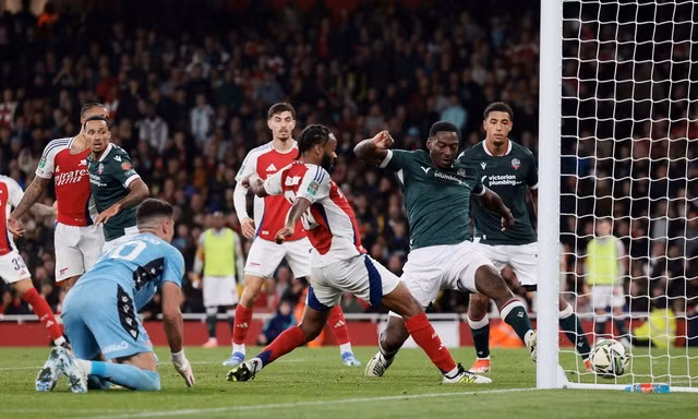 Sterling ghi bàn đầu tiên trong màu áo Arsenal Sterling ghi bàn đầu tiên trong màu áo Arsenal