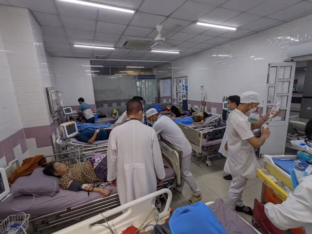 Nhiều người ở TP Sóc Trăng nhập viện nghi ngộ độc thực phẩm sau khi ăn bánh mì mua tại một tiệm bánh nổi tiếng