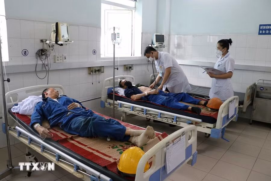 Các bệnh nhân được cấp cứu tại Bệnh viện Hữu Nghị Việt Tiệp. (Ảnh: Hoàng Ngọc/TTXVN) Các bệnh nhân được cấp cứu tại Bệnh viện Hữu Nghị Việt Tiệp. (Ảnh: Hoàng Ngọc/TTXVN)