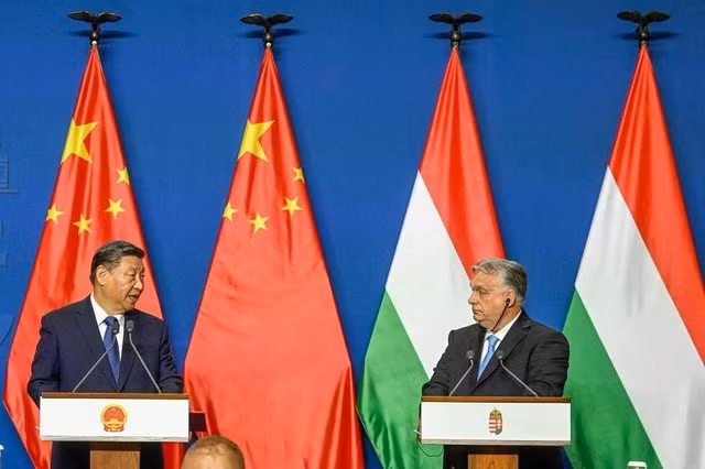 Thủ tướng Hungary Viktor Orban (phải) và Chủ tịch Trung Quốc Tập Cận Bình tổ chức họp báo chung tại Budapest hồi tháng 5-2024. ẢNH: REUTERS