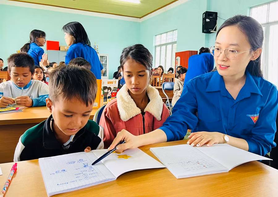 Chị Mai Ngọc Anh (bìa phải) hướng dẫn các em thiếu nhi làng Mơ Nú (xã Ia Kênh, TP. Pleiku) học từ vựng môn Tiếng Anh. Ảnh: P.L