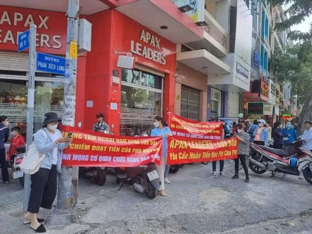 Phụ huynh TP.HCM kéo đến Apax Phan Xích Long để đòi quyền lợi vào tháng 2.2023. Ảnh: NGỌC LONG Phụ huynh TP.HCM kéo đến Apax Phan Xích Long để đòi quyền lợi vào tháng 2.2023. Ảnh: NGỌC LONG