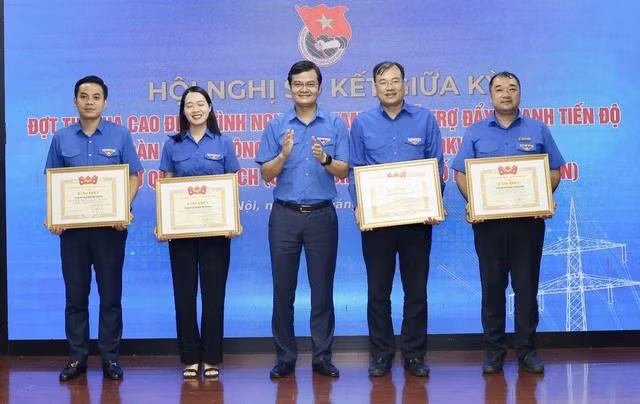 Anh Bùi Quang Huy trao bằng khen cho 4 tỉnh đoàn đã sớm hoàn thành nhiệm vụ. Ảnh BẢO ANH