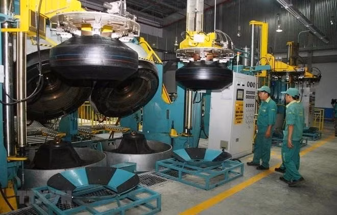 Hoạt động sản xuất tại nhà máy sản xuất lốp xe tải Radial của Công ty cổ phần Cao su Đà Nẵng, tại Khu công nghiệp Liên Chiểu, thành phố Đà Nẵng. (Ảnh: TTXVN)