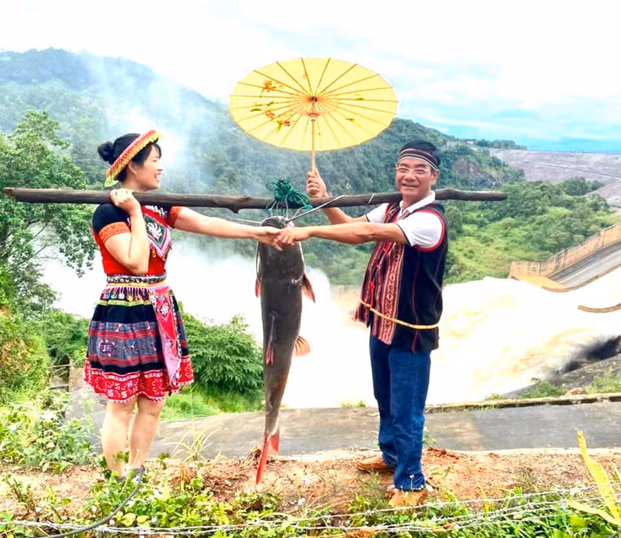 Nguyễn Chất Sâm (bìa phải)-Giám đốc Công ty TNHH Farmstay Sâm Phát Ialy giới thiệu cá lăng Sê San tại Farmstay Sâm Phát Ia ly. Ảnh: Nguyễn Sâm