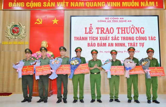 Công an tỉnh Nghệ An tổ chức trao thưởng cho các lực lượng tham gia chuyên án. Ảnh: V. Hậu Công an tỉnh Nghệ An tổ chức trao thưởng cho các lực lượng tham gia chuyên án. Ảnh: V. Hậu