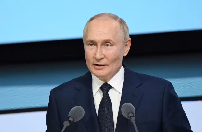 Ông Putin phát biểu tại một cuộc họp ở Saint Petersburg hôm 12-9. Ảnh: Reuters