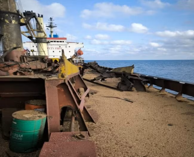 Ukraine cáo buộc Nga sử dụng máy bay ném bom chiến lược để tấn công một tàu chở ngũ cốc ở biển Đen hôm 12-9. Ảnh: Văn phòng Tổng thống Ukraine