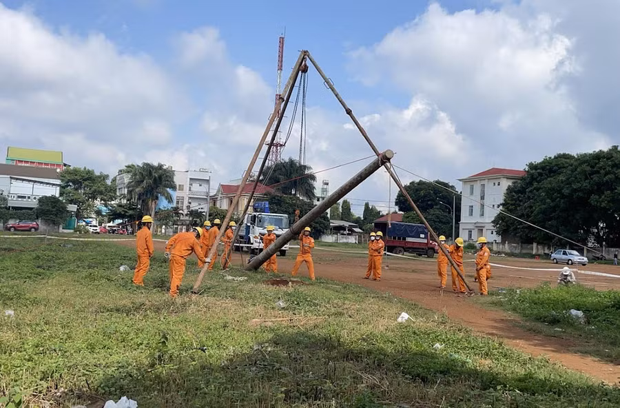 Tổ chức diễn tập dựng cột trụ điện thủ công. Ảnh: Q.T Tổ chức diễn tập dựng cột trụ điện thủ công. Ảnh: Q.T