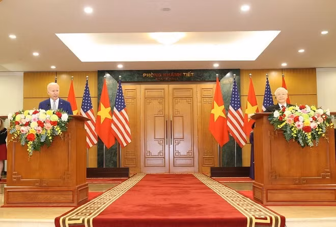 Chiều 10/9/2023, tại Trụ sở Trung ương Đảng, Tổng Bí thư Nguyễn Phú Trọng và Tổng thống Hoa Kỳ Joe Biden tiến hành họp báo chung sau khi kết thúc hội đàm. Hai bên đã ra Tuyên bố chung về việc nâng tầm quan hệ Việt Nam - Hoa Kỳ lên Đối tác Chiến lược Toàn diện vì Hòa bình, Hợp tác và Phát triển bền vững. (Ảnh: Trí Dũng/TTXVN) Chiều 10/9/2023, tại Trụ sở Trung ương Đảng, Tổng Bí thư Nguyễn Phú Trọng và Tổng thống Hoa Kỳ Joe Biden tiến hành họp báo chung sau khi kết thúc hội đàm. Hai bên đã ra Tuyên bố chung về việc nâng tầm quan hệ Việt Nam - Hoa Kỳ lên Đối tác Chiến lược Toàn diện vì Hòa bình, Hợp tác và Phát triển bền vững. (Ảnh: Trí Dũng/TTXVN)