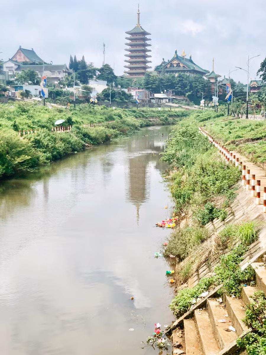 Hiện trạng suối Hội Phú đoạn chùa Minh Thành. Ảnh: H.L.V