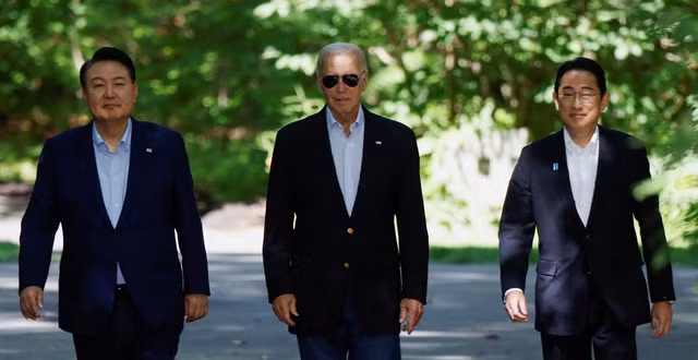 Tổng thống Mỹ Joe Biden, Thủ tướng Nhật Bản Fumio Kishida và Tổng thống Hàn Quốc Yoon Suk Yeol tham dự cuộc họp báo chung trong hội nghị thượng đỉnh 3 bên tại Trại David thuộc bang Maryland ngày 18.8. Ảnh: Reuters