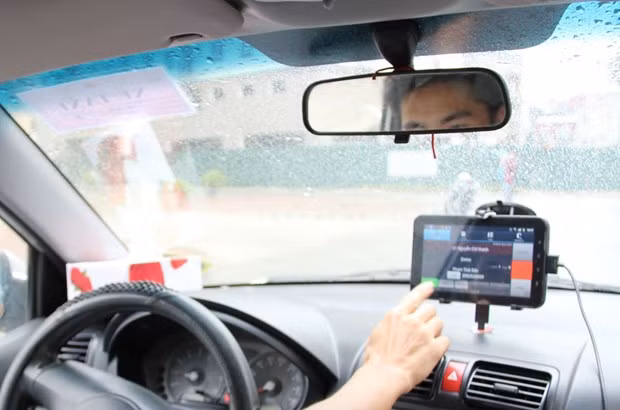 Xe ôtô đã lắp camera giám sát hành trình để giám sát trên đường. (Ảnh: CTV/Vietnam+)