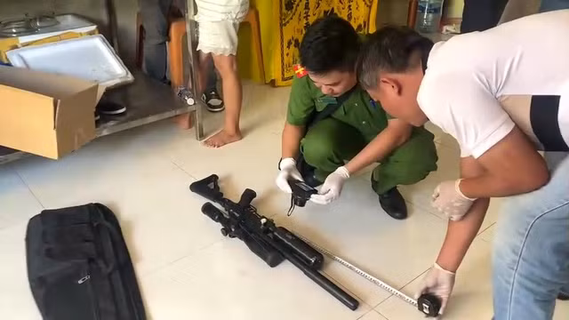 Khải mang 2 khẩu súng tới nhà người phụ nữ để giải quyết mâu thuẫn