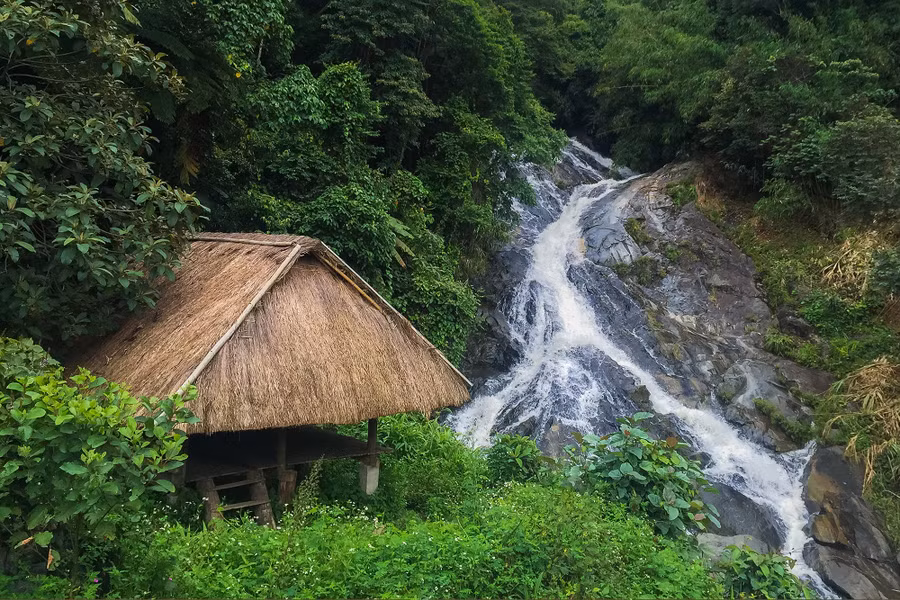 Trước đây, gần thác còn có chòi tranh nhỏ để du khách dừng chân, thưởng ngoạn cảnh đẹp