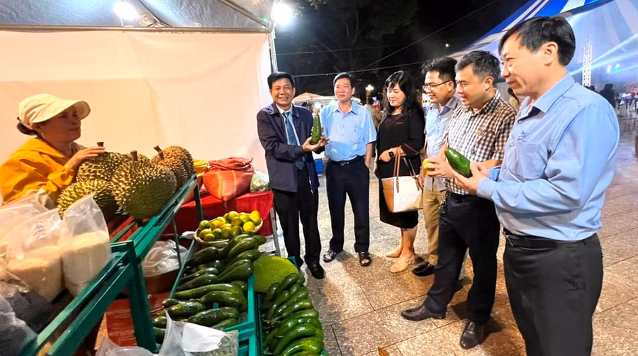 Ông Phạm Nhuần (thứ hai từ trái sang)-Phó Chủ tịch Hội Nông dân huyện Chư Păh cùng đại diện lãnh đạo huyện Chư Păh và các huyện tham quan gian hàng tại Phiên chợ. Ảnh: Đinh Yến