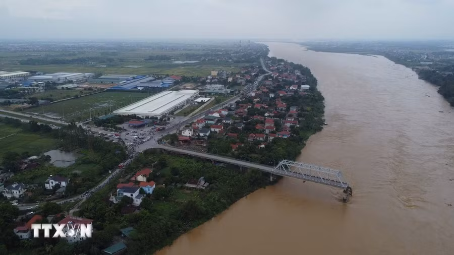 Cầu Phong Châu (Phú Thọ) bị sập, sáng 9/9. Một trụ và hai nhịp của cây cầu đã bị nước lũ cuốn. (Ảnh: Tạ Toàn/ TTXVN)