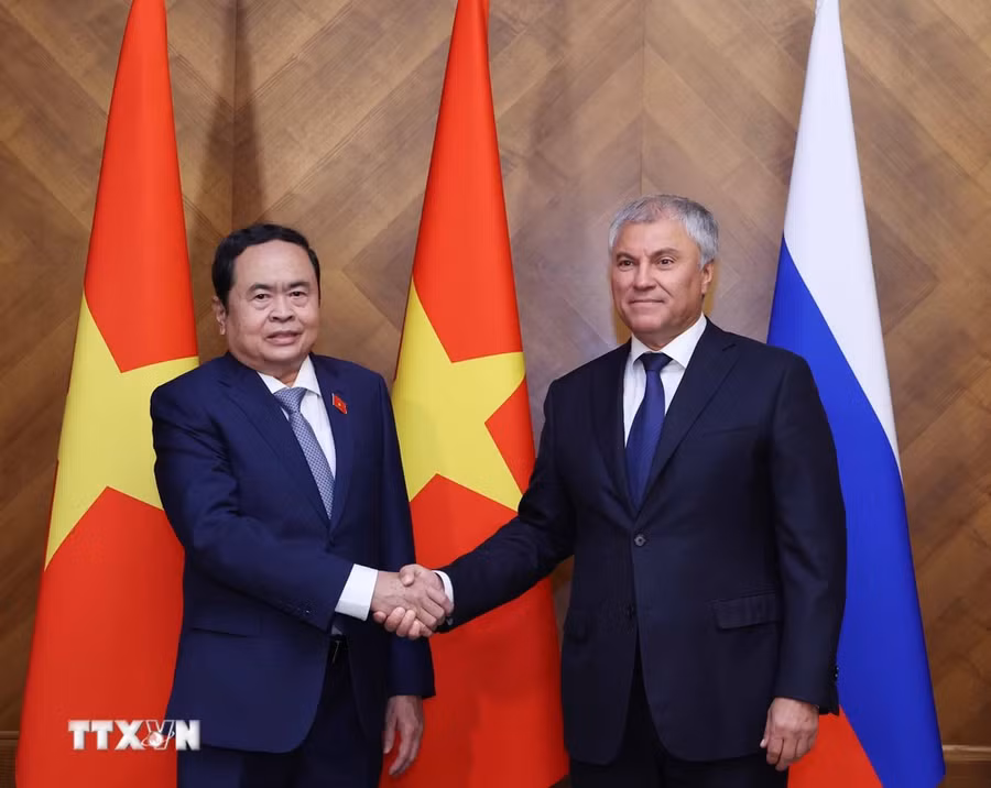 Chủ tịch Quốc hội Trần Thanh Mẫn và Chủ tịch Duma Quốc gia Quốc hội Liên bang Nga Vyacheslav Victorovich Volodin chụp ảnh chung. (Ảnh: Thống Nhất/TTXVN) Chủ tịch Quốc hội Trần Thanh Mẫn và Chủ tịch Duma Quốc gia Quốc hội Liên bang Nga Vyacheslav Victorovich Volodin chụp ảnh chung. (Ảnh: Thống Nhất/TTXVN)