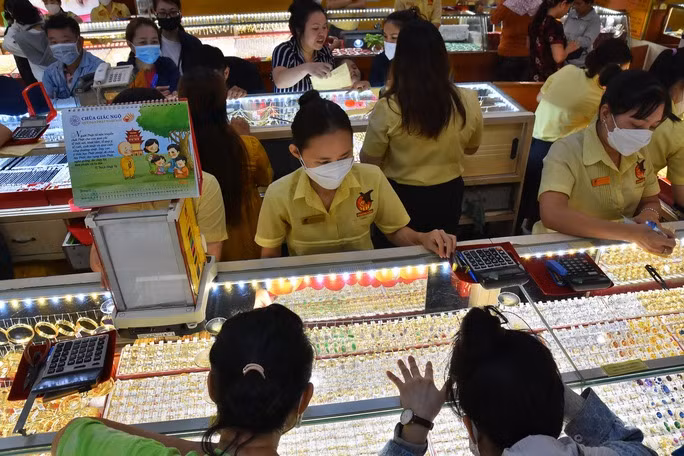 Những ngày trước Tết, giá vàng SJC và giá vàng nhẫn tăng - giảm tùy vào sức mua, bán của người dân