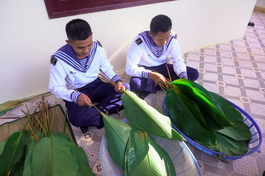Lá dong gói bánh được chọn mang ra đảo. Ảnh: Phan Ngọc Đức Lá dong gói bánh được chọn mang ra đảo. Ảnh: Phan Ngọc Đức