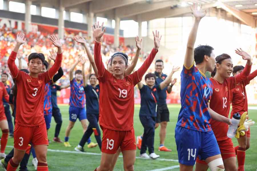 Thanh Nhã (19) ghi bàn vào lưới đội tuyển nữ Đức Thanh Nhã (19) ghi bàn vào lưới đội tuyển nữ Đức