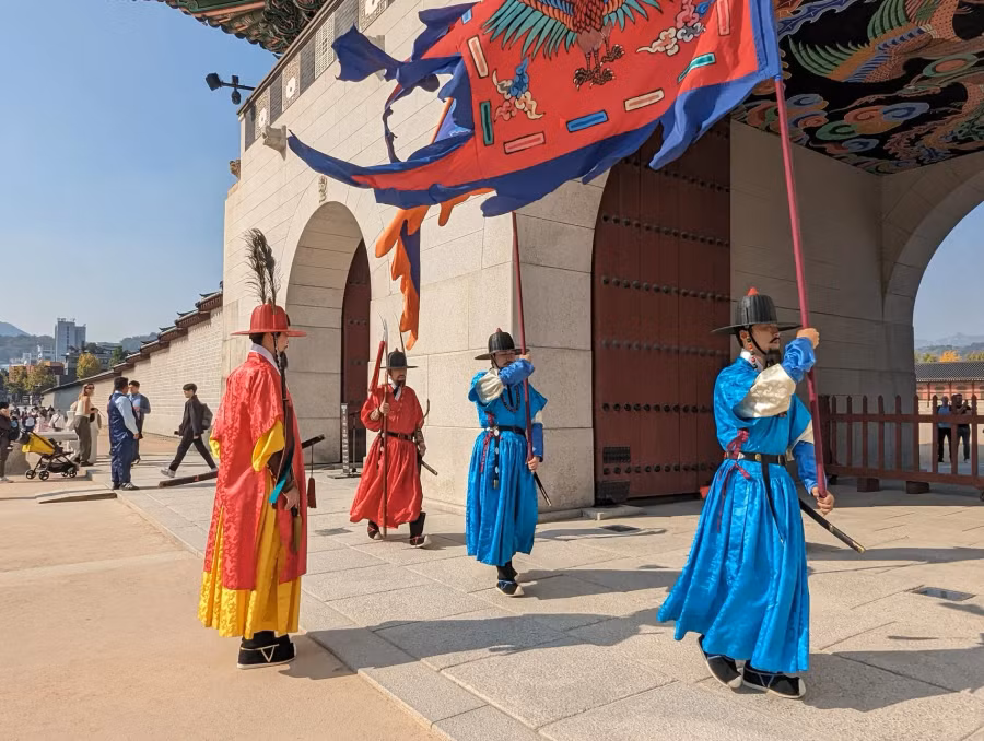 Lễ đổi gác tại cung điện Cảnh Phúc ở Seoul, Hàn Quốc Lễ đổi gác tại cung điện Cảnh Phúc ở Seoul, Hàn Quốc