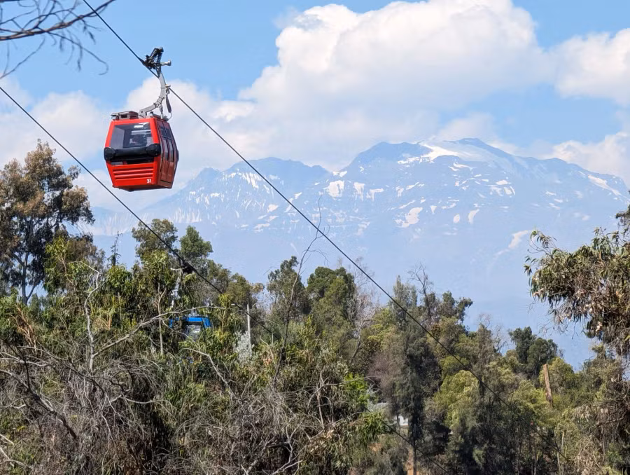 Quang cảnh dãy núi Andes từ Santiago, Chile, vào cuối tháng 12 Quang cảnh dãy núi Andes từ Santiago, Chile, vào cuối tháng 12