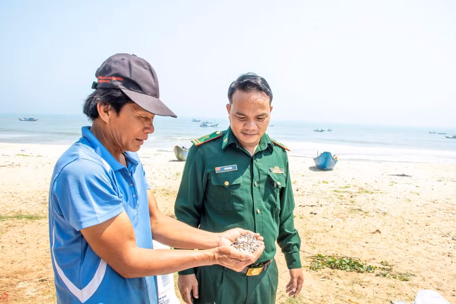 Cán bộ BĐBP Quảng Ngãi tổ chức cắm chốt tại bãi biển Đức Minh để xử lý tranh chấp ngư trường. Ảnh: Văn Chương