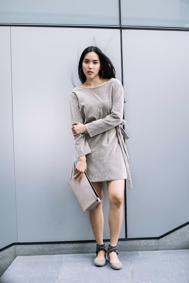 Một phong cách tối giản với vẻ ngoài của tông màu xám sang trọng u buồn nhưng vẫn toát lên sự kiêu kỳ nữ tính. Ảnh lookbook