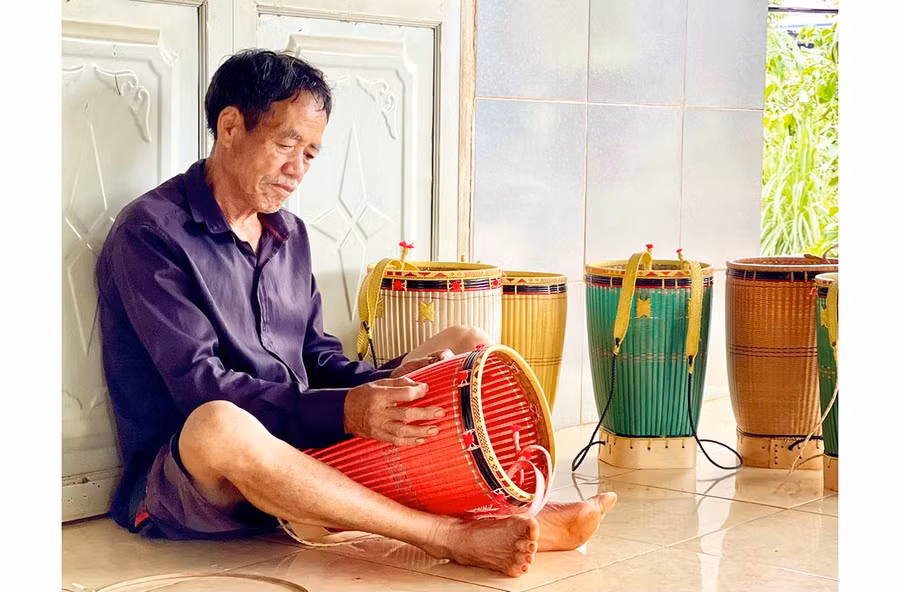 Ông Rơ Mah Ngum đang hoàn thiện một chiếc gùi đan bằng dây cước. Ảnh: V.T Ông Rơ Mah Ngum đang hoàn thiện một chiếc gùi đan bằng dây cước. Ảnh: V.T