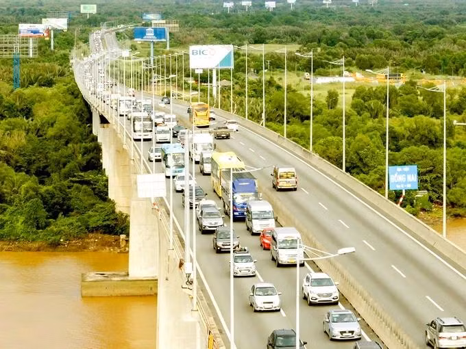 Xe nối đuôi di chuyển chậm lên cầu Long Thành trên đường cao tốc TPHCM - Long Thành - Dầu Giây. Ảnh: HOÀNG HÙNG Xe nối đuôi di chuyển chậm lên cầu Long Thành trên đường cao tốc TPHCM - Long Thành - Dầu Giây. Ảnh: HOÀNG HÙNG
