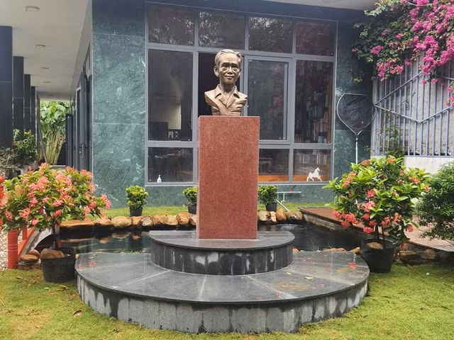 Tượng thi sĩ Yến Lan. Ảnh: LÂM TRƯỜNG ĐỊNH
