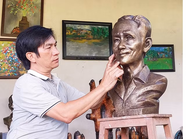Nhà điêu khắc Lê Trọng Nghĩa và tượng thi sĩ Yến Lan. Ảnh: LÂM TRƯỜNG ĐỊNH