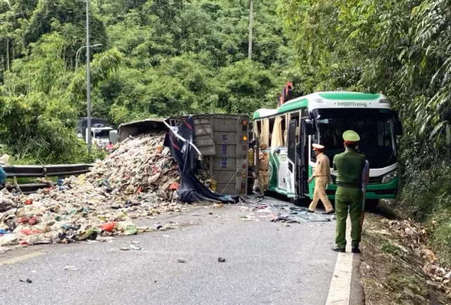 Hiện trường vụ tai nạn trên đèo Bảo Lộc.