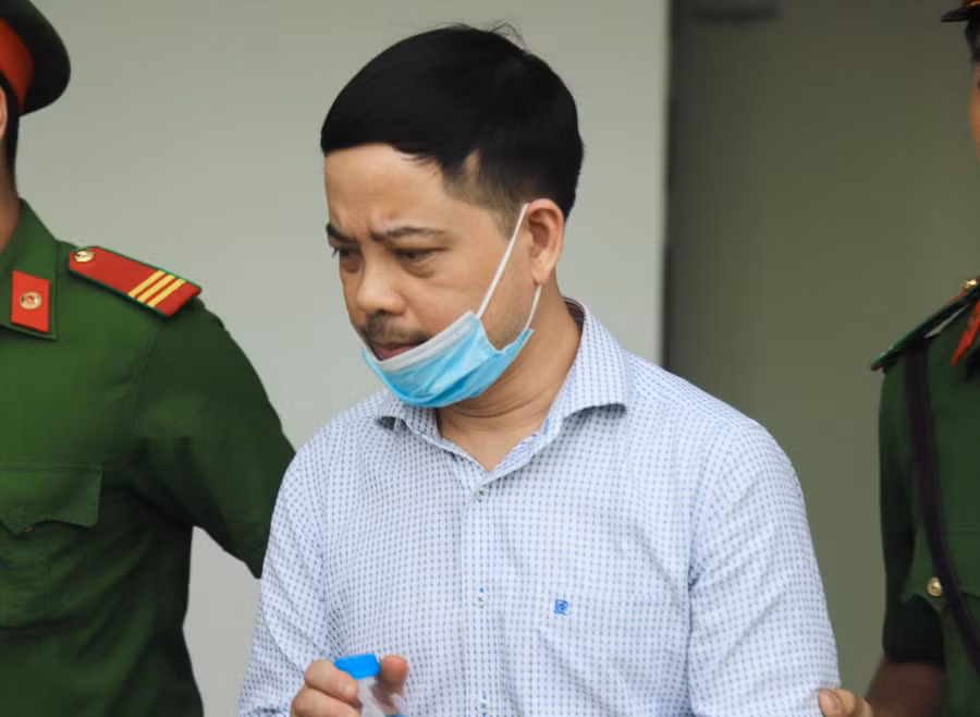 Bị cáo Phạm Trung Kiên - cựu Thư ký Thứ trưởng Bộ Y tế - bị dẫn giải chiều 13.7. Ảnh: Quang Việt