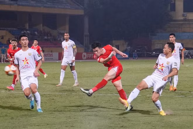 Hoàng Đức (áo đỏ) duy trì phong độ cao xuyên suốt mùa giải trong màu áo Câu lạc bộ Thể Công-Viettel. (Ảnh: Việt Anh/Vietnam+)