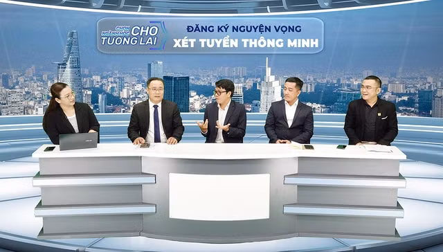 Các chuyên gia thông tin đến thí sinh những lưu ý cần thiết trong “giai đoạn vàng” đăng ký nguyện vọng ĐH. ẢNH ĐÀO NGỌC THẠCH