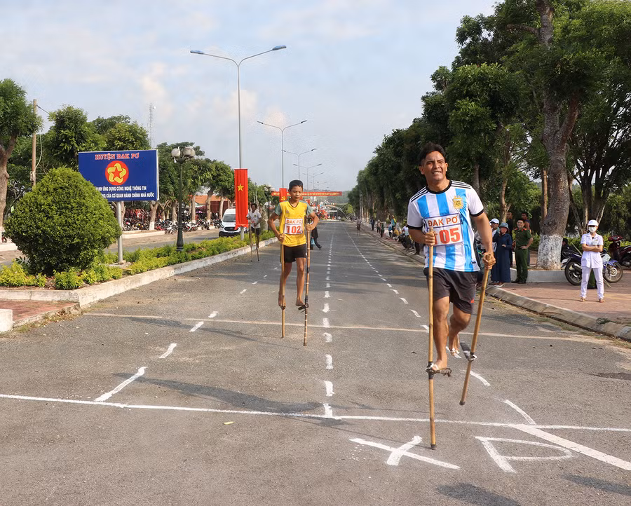 Các vận động viên tham gia tranh tài tại môn chạy cà kheo. Ảnh: Ngọc Minh
