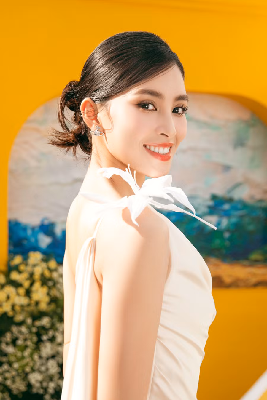 Với lối trang điểm mỏng nhẹ, Hoa hậu Tiểu Vy thực sự khoe được những đường nét gần như hoàn hảo trên gương mặt. Nhan sắc nàng hậu hoàn toàn thuyết phục với công chúng. Ảnh: Team Kiếng Cận Với lối trang điểm mỏng nhẹ, Hoa hậu Tiểu Vy thực sự khoe được những đường nét gần như hoàn hảo trên gương mặt. Nhan sắc nàng hậu hoàn toàn thuyết phục với công chúng. Ảnh: Team Kiếng Cận