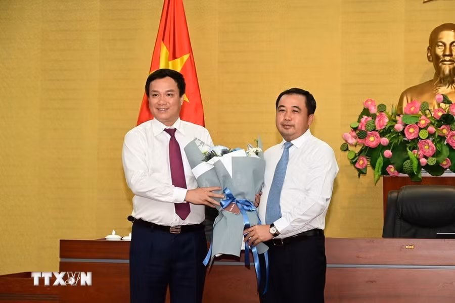 Bí thư Tỉnh ủy Hải Dương Trần Đức Thắng (bên phải) tặng hoa chúc mừng Chủ tịch Ủy ban Nhân dân tỉnh Hải Dương Triệu Thế Hùng nhận nhiệm vụ mới. (Ảnh: Mạnh Minh/TTXVN)