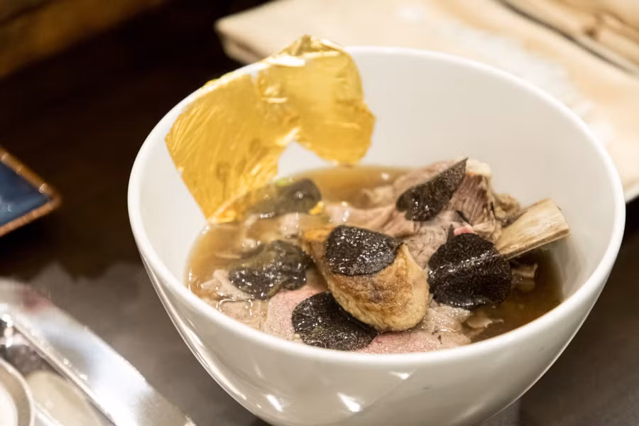 "Phở King" được xem là bát phở đắt nhất Việt Nam, chính thức "soán ngôi" bát phở 920.000 đồng ra mắt vào năm 2019.